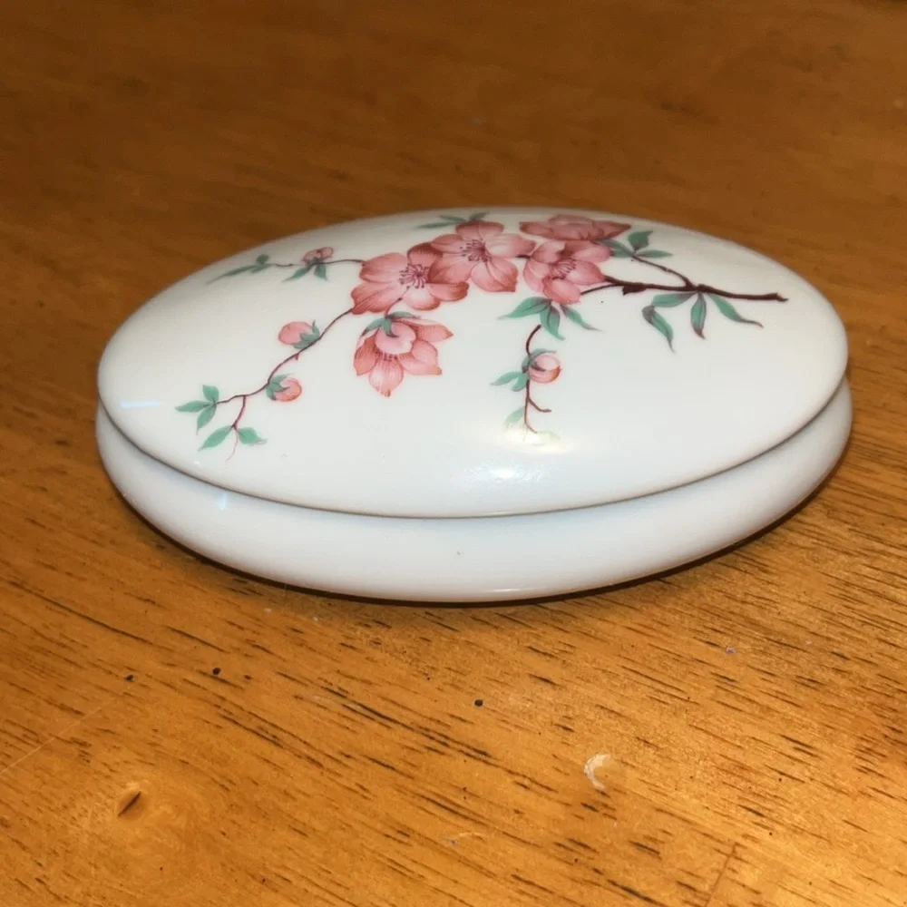 N/A oval dish container